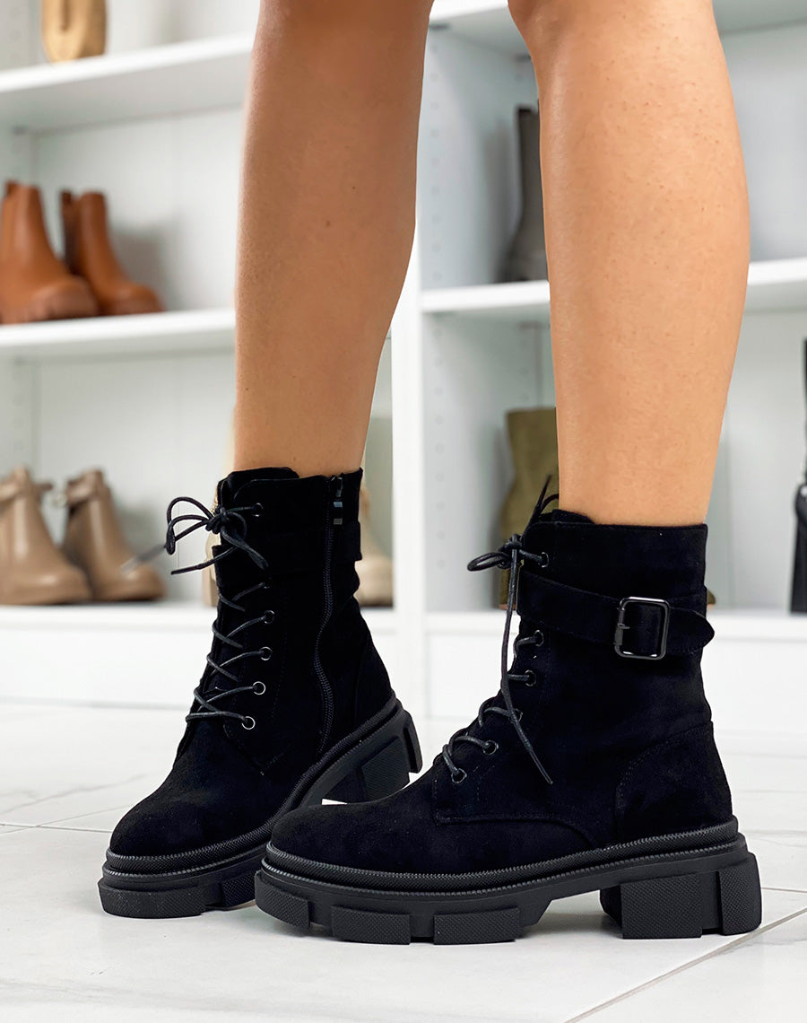 Bottines en suédine noires lacées à lanière et semelle crantée