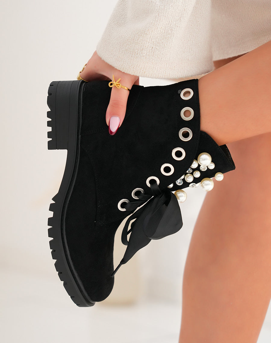 BOTTINES EN SUÉDINE NOIRES À LACETS ÉPAIS ET AJOURÉES DE PERLES