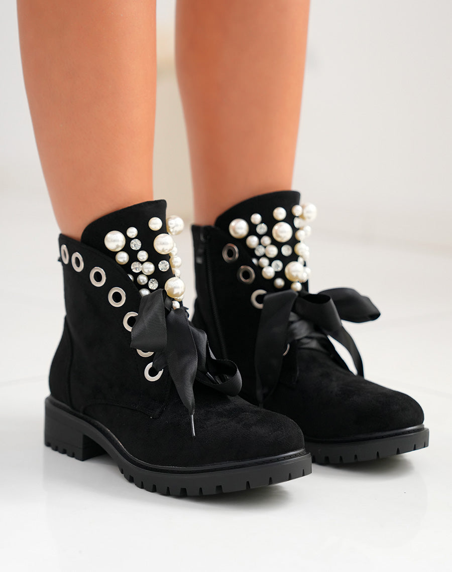 BOTTINES EN SUÉDINE NOIRES À LACETS ÉPAIS ET AJOURÉES DE PERLES