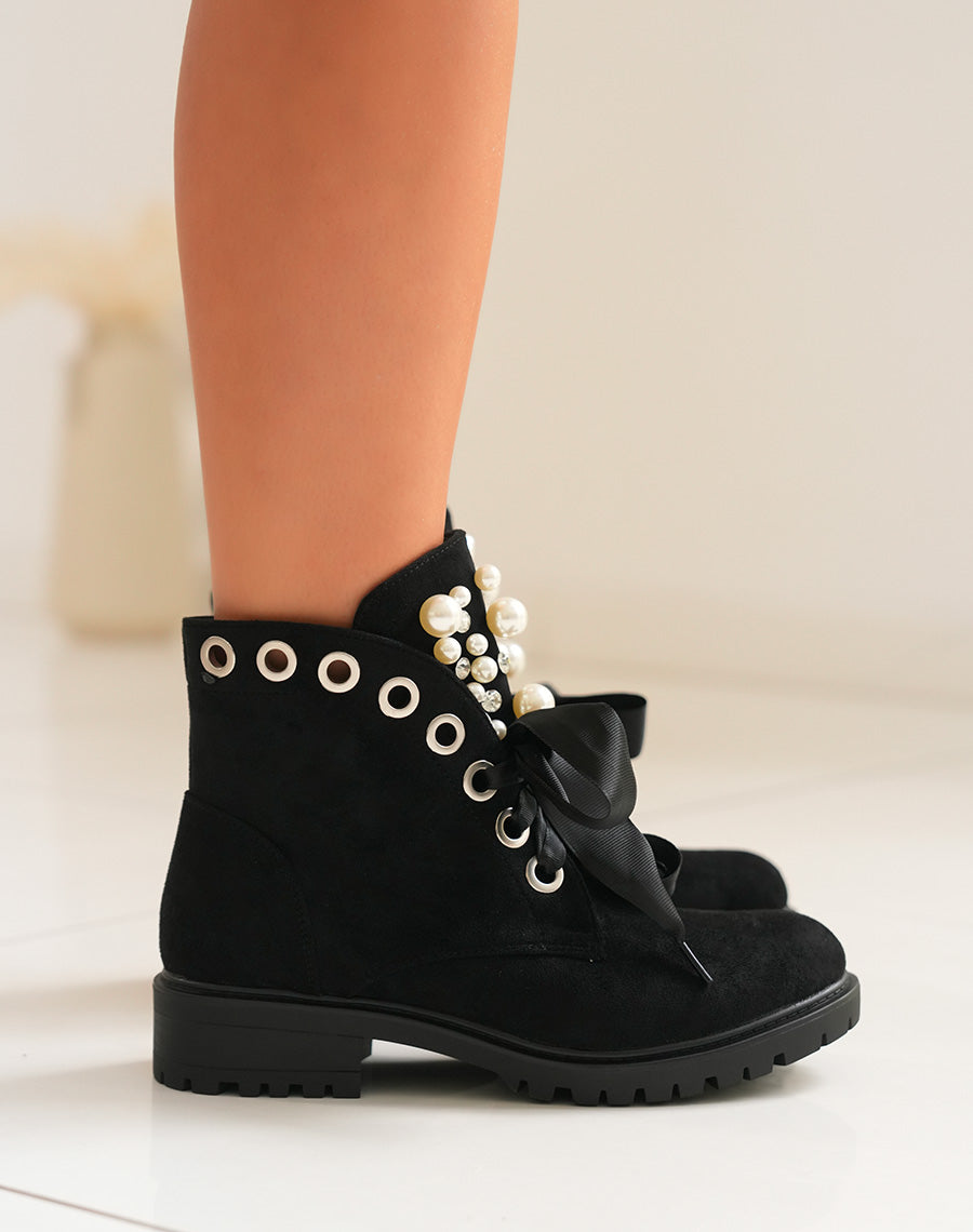 BOTTINES EN SUÉDINE NOIRES À LACETS ÉPAIS ET AJOURÉES DE PERLES