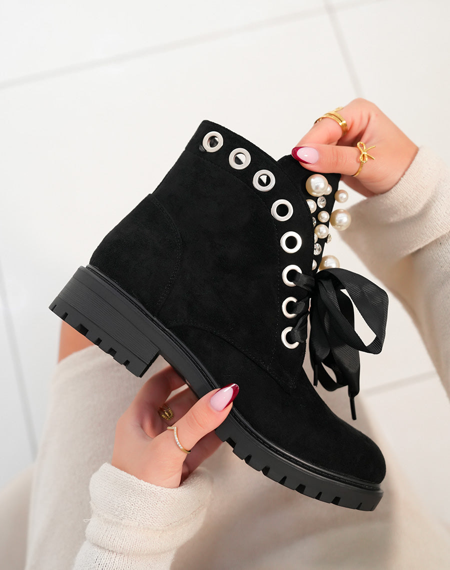 BOTTINES EN SUÉDINE NOIRES À LACETS ÉPAIS ET AJOURÉES DE PERLES