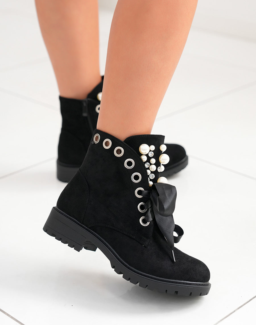 BOTTINES EN SUÉDINE NOIRES À LACETS ÉPAIS ET AJOURÉES DE PERLES