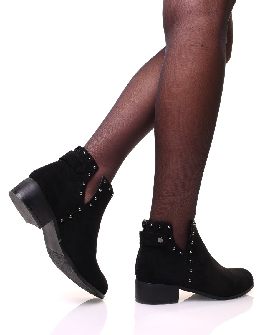 Bottines en suédine noires ouvertes perlées de clous