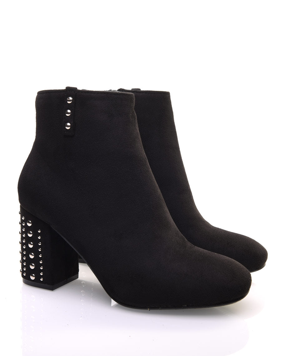 Bottines en suédine noires à talons cloutés