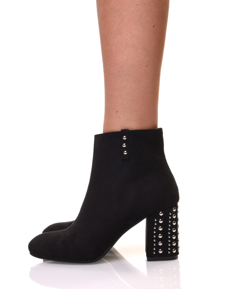 Bottines en suédine noires à talons cloutés
