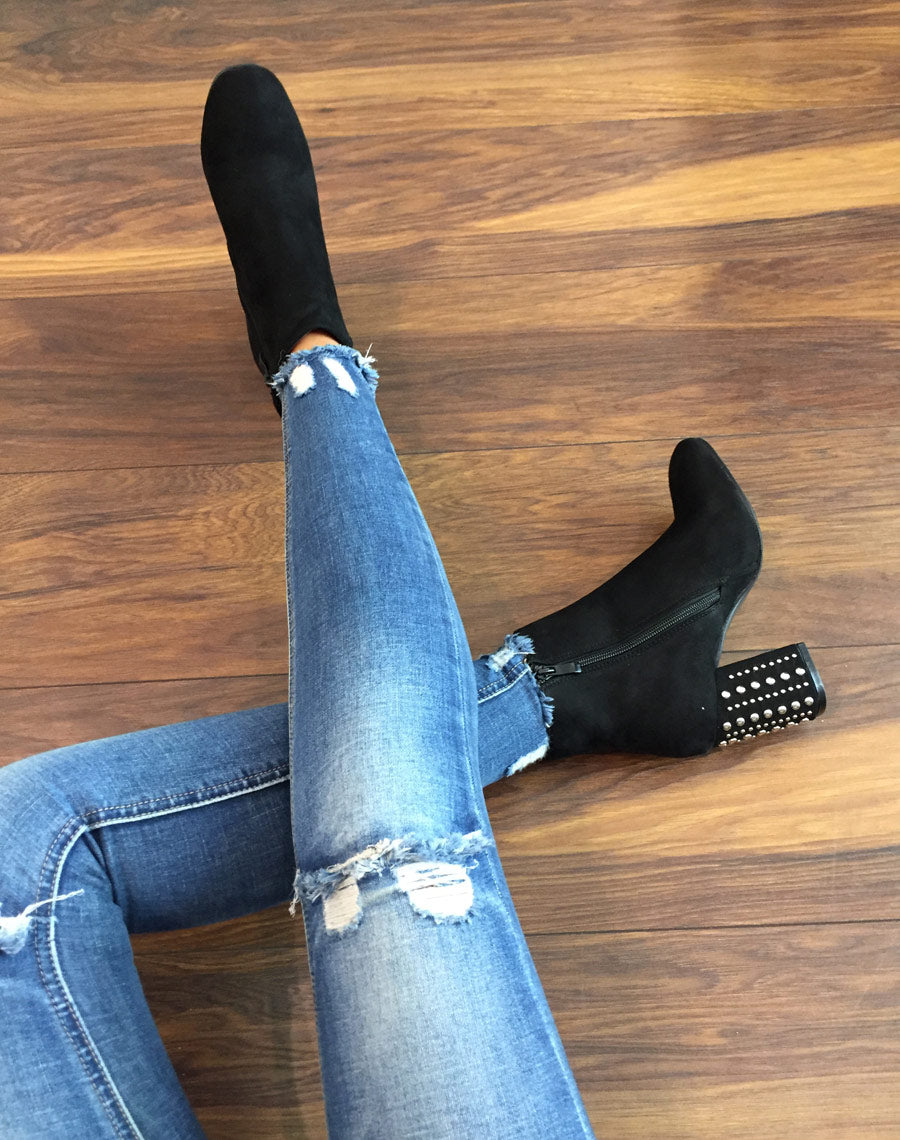 Bottines en suédine noires à talons cloutés