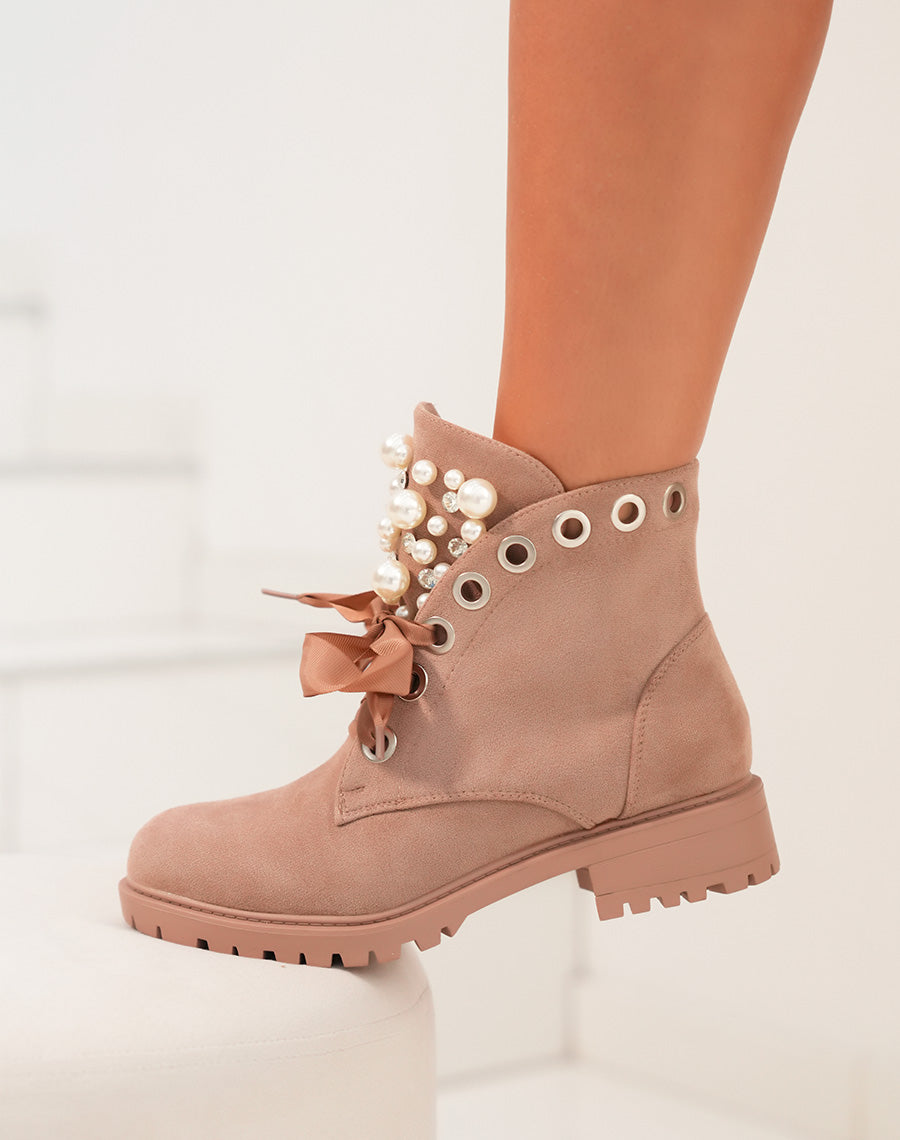 BOTTINES EN SUÉDINE TAUPE CLAIR À LACETS ÉPAIS ET AJOURÉES DE PERLES