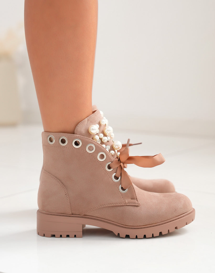 BOTTINES EN SUÉDINE TAUPE CLAIR À LACETS ÉPAIS ET AJOURÉES DE PERLES