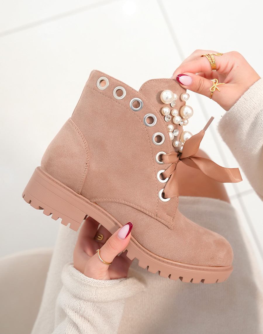 BOTTINES EN SUÉDINE TAUPE CLAIR À LACETS ÉPAIS ET AJOURÉES DE PERLES