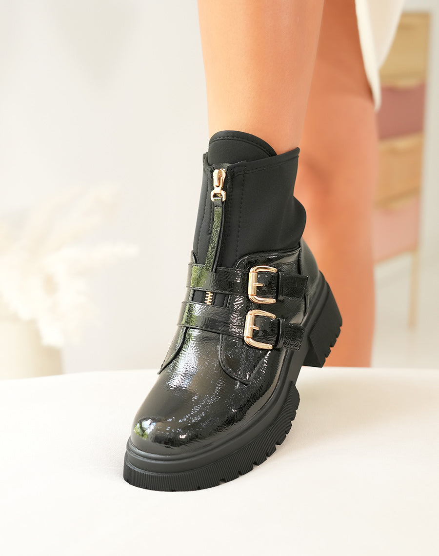 BOTTINES EN VINYLE NOIR : AUDACE ET RAFFINEMENT