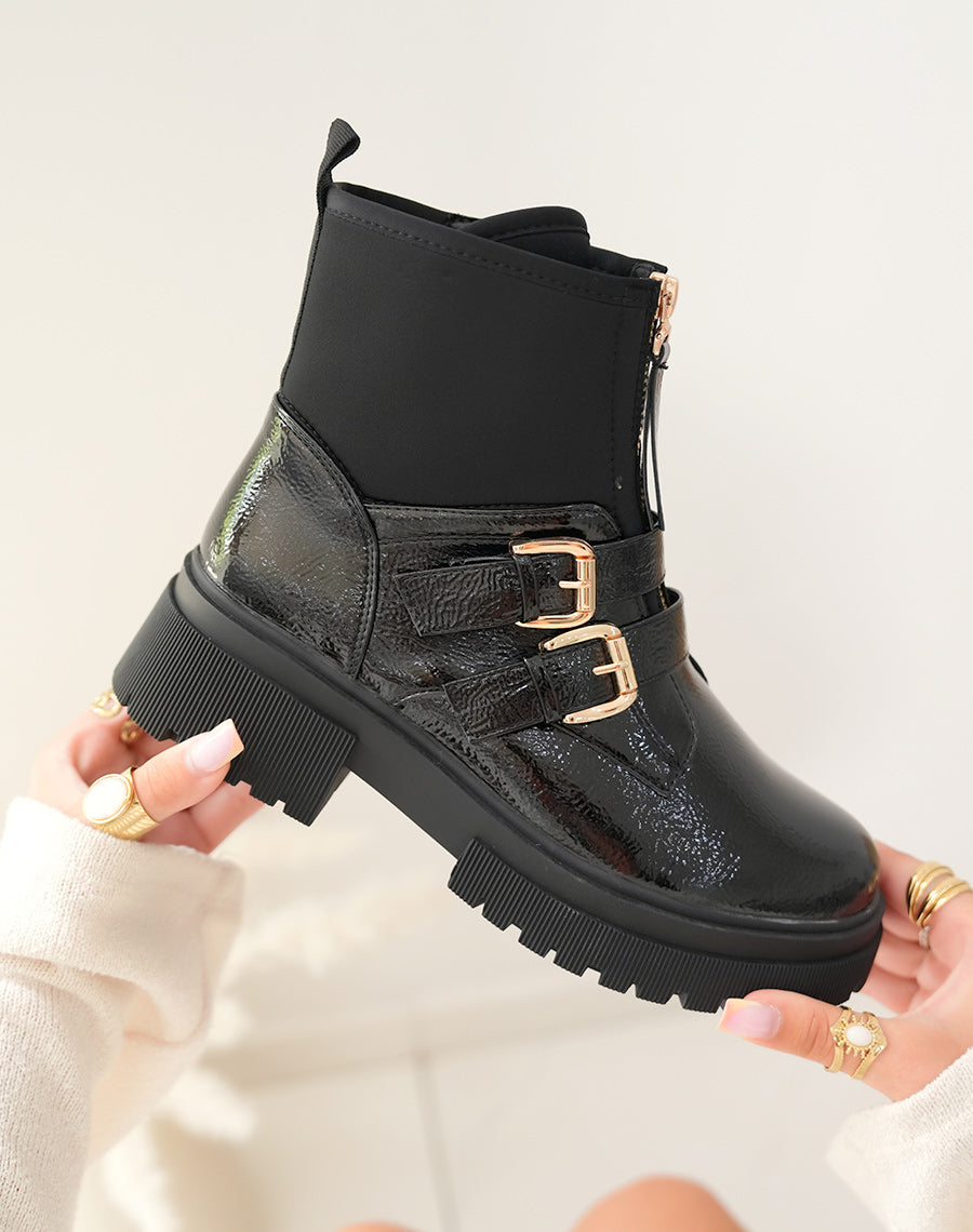 BOTTINES EN VINYLE NOIR : AUDACE ET RAFFINEMENT