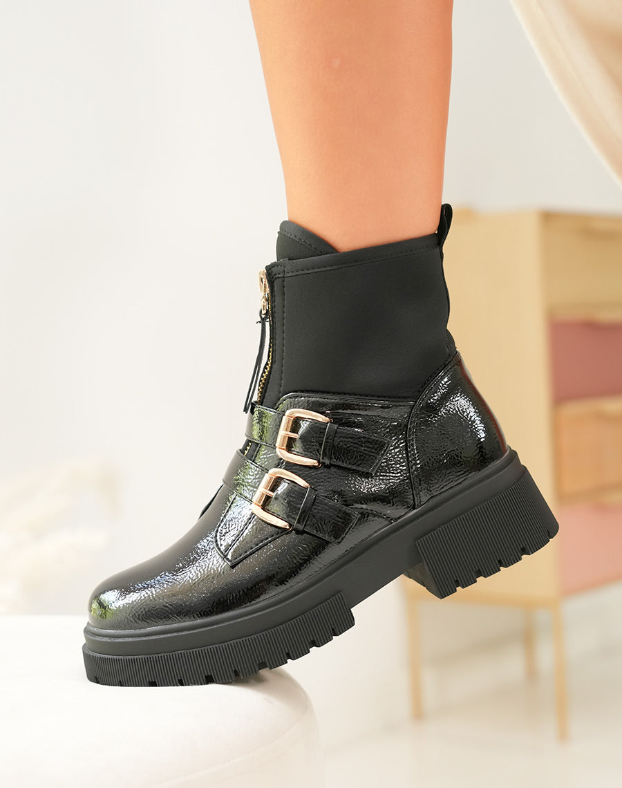 BOTTINES EN VINYLE NOIR : AUDACE ET RAFFINEMENT