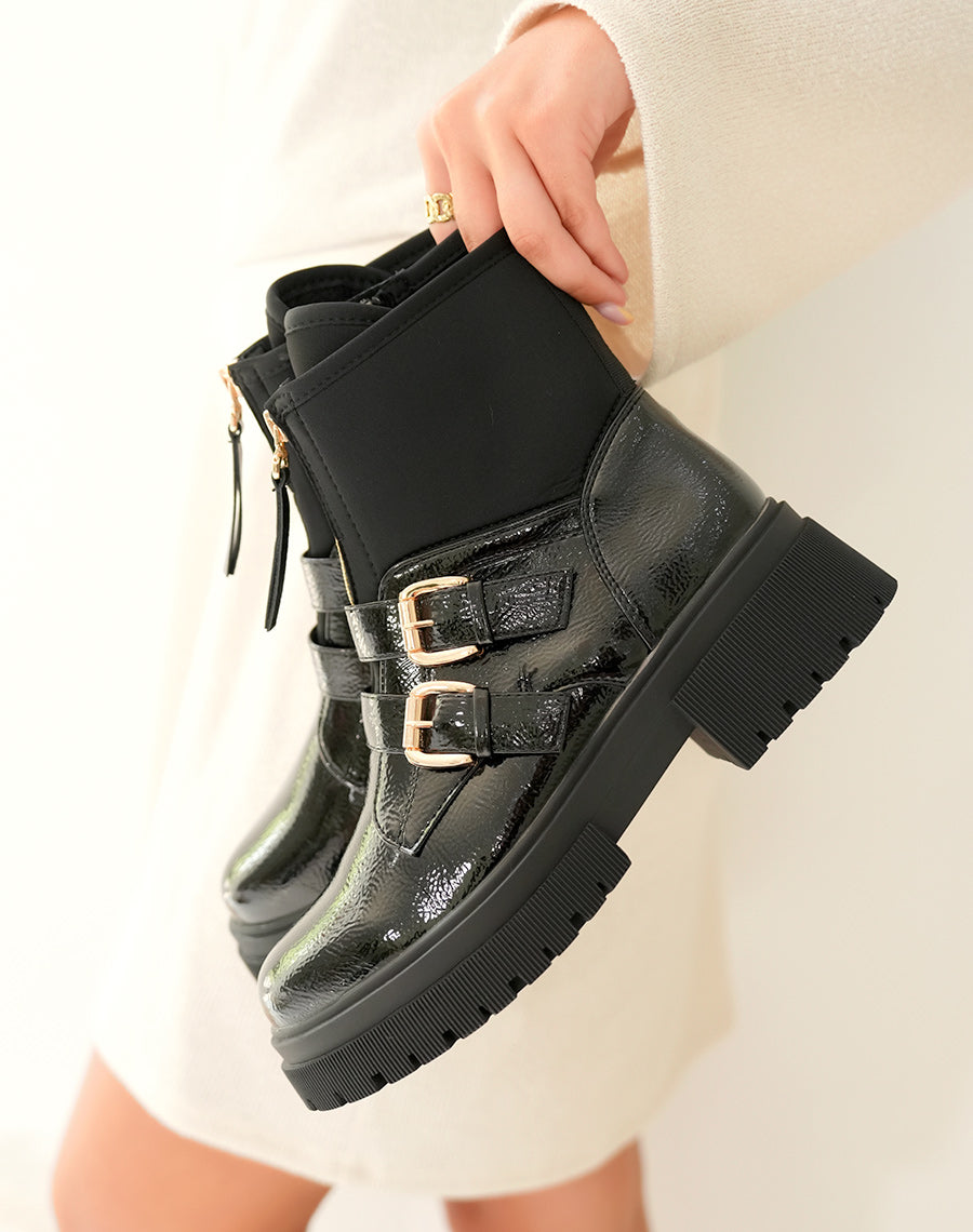 BOTTINES EN VINYLE NOIR : AUDACE ET RAFFINEMENT