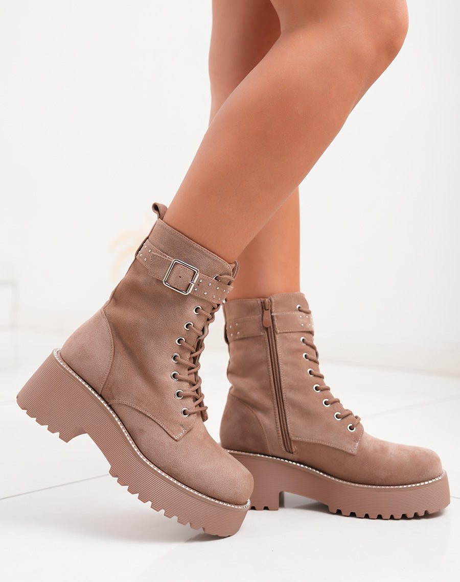 Bottines femme beige foncé en suédine avec lanière cloutée et semelle épaisse