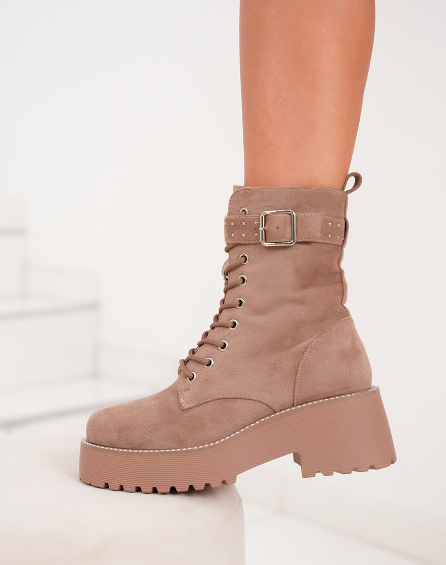 Bottines femme beige foncé en suédine avec lanière cloutée et semelle épaisse