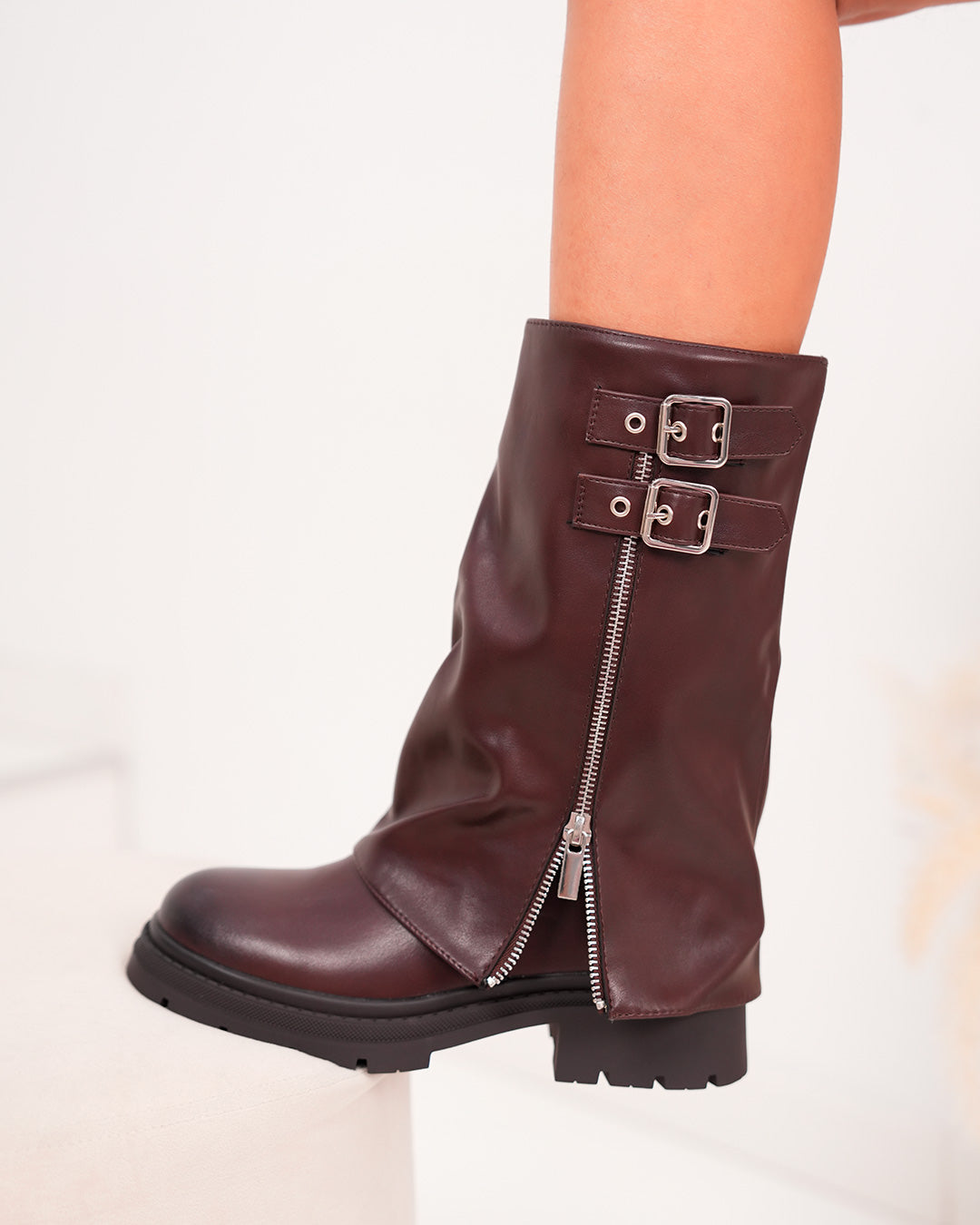 Bottines femme bordeaux à revers et double boucle tendance