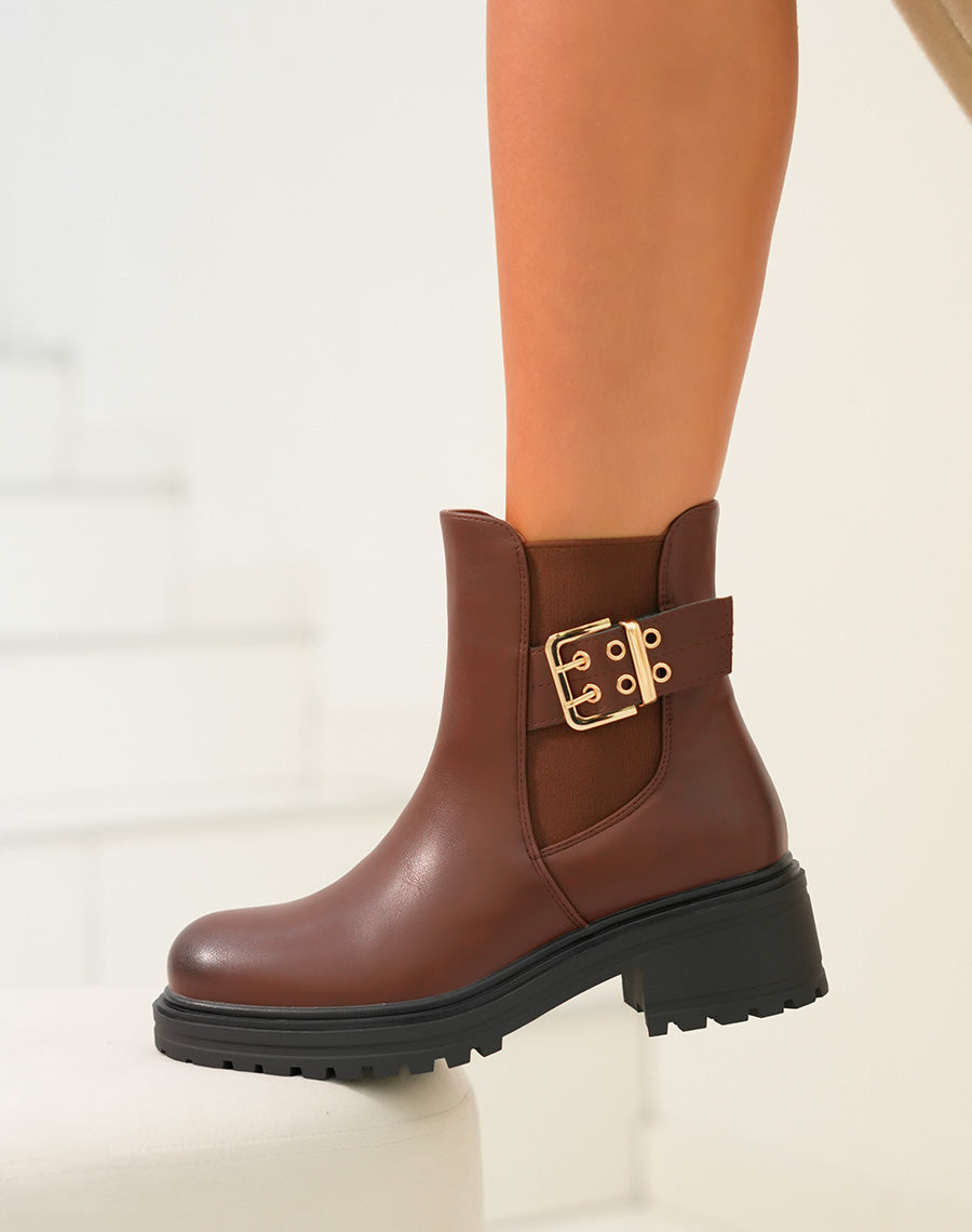 Bottines femme camel avec lanière dorée et semelle crantée