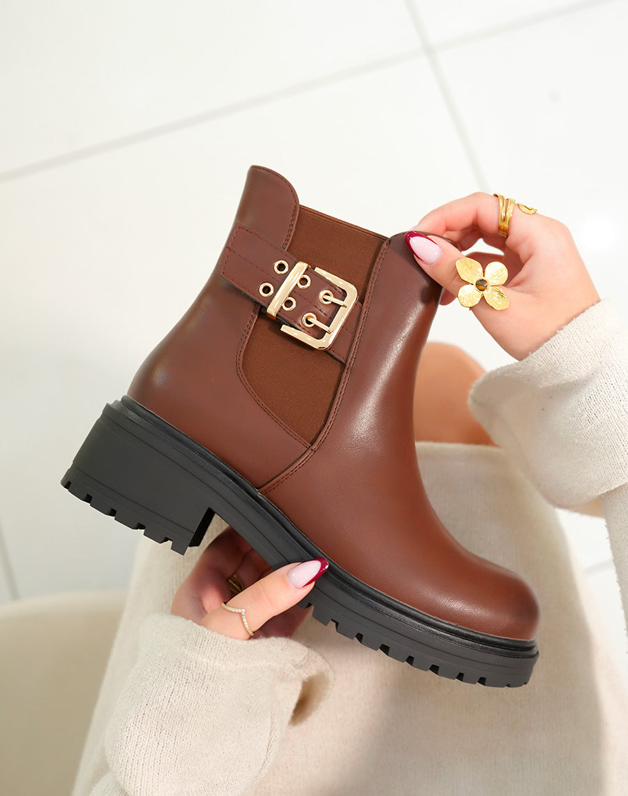 Bottines femme camel avec lanière dorée et semelle crantée