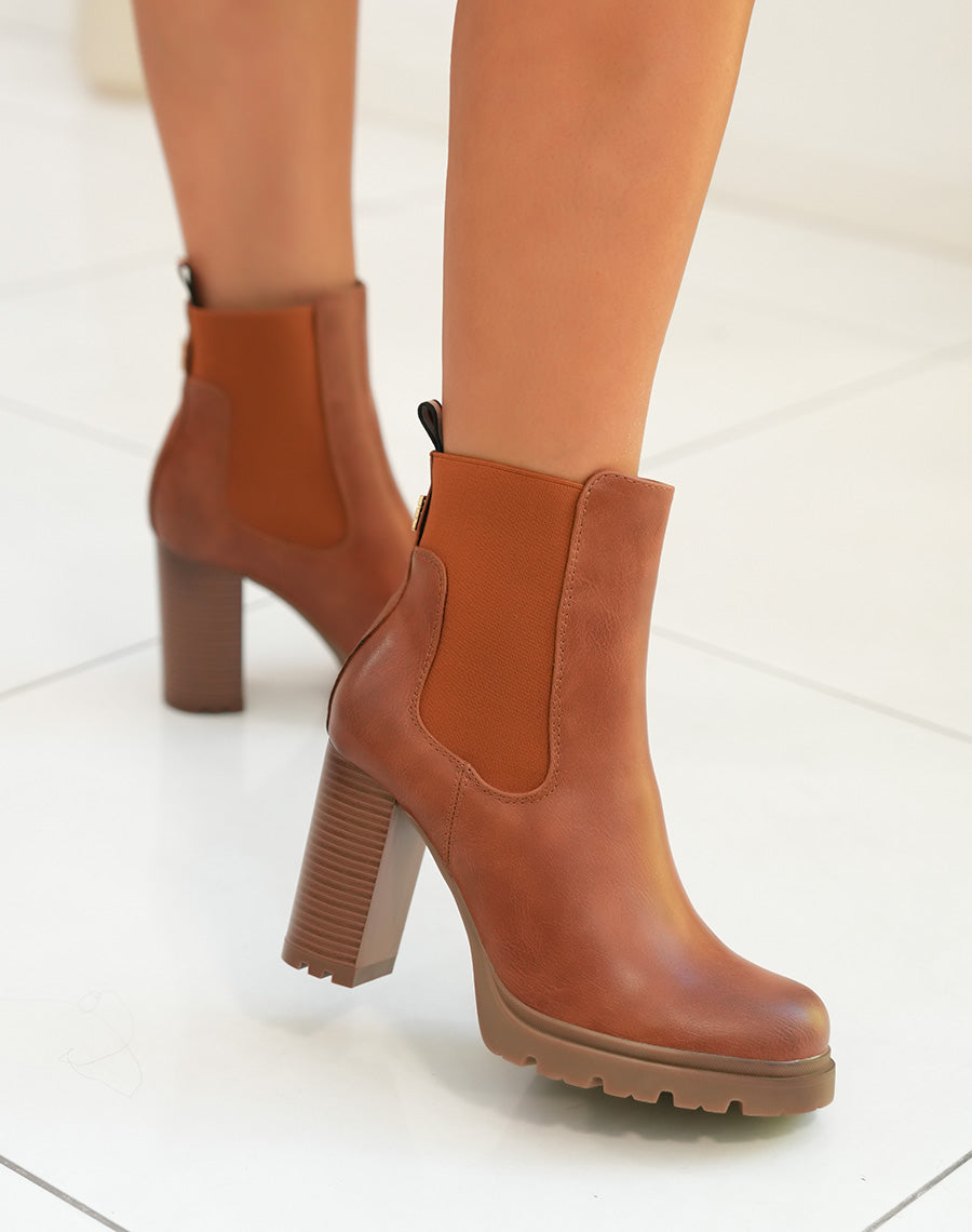 Bottines femme camel à talon avec semelle crantée et élastique