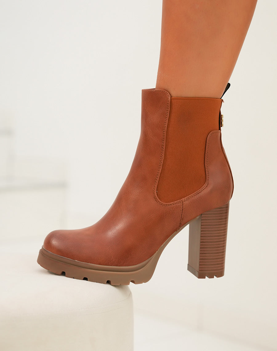 Bottines femme camel à talon avec semelle crantée et élastique