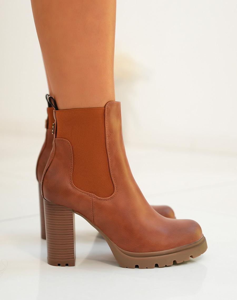 Bottines femme camel à talon avec semelle crantée et élastique
