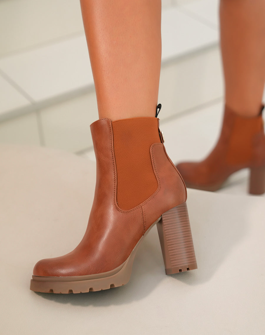 Bottines femme camel à talon avec semelle crantée et élastique