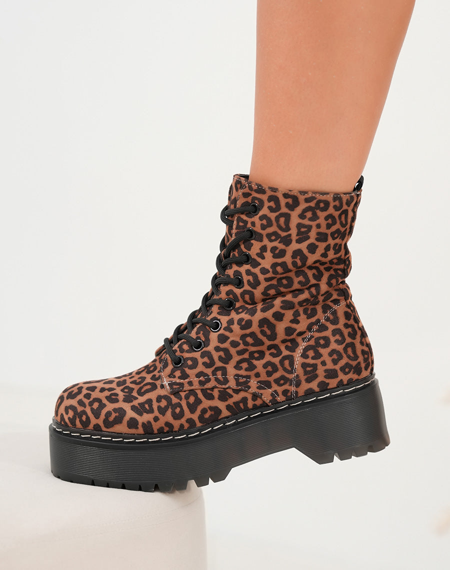 Bottines femme en suédine léopard avec plateforme crantée et lacets fins
