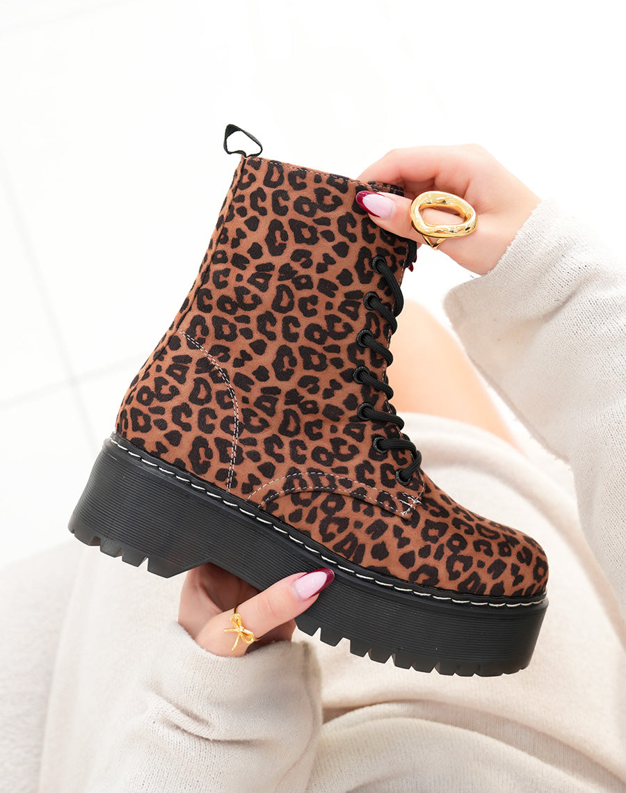 Bottines femme en suédine léopard avec plateforme crantée et lacets fins