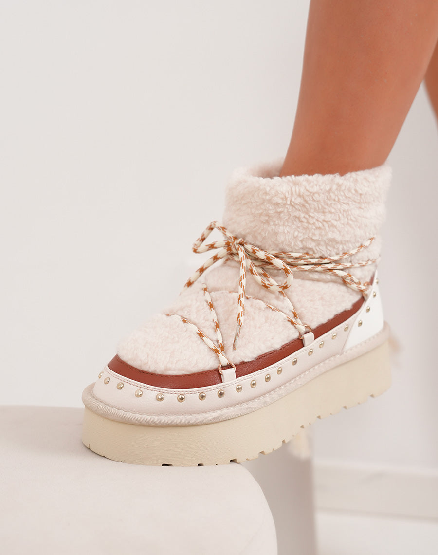 Bottines femme fourrées beige à lacets avec clous dorés et semelle crantée