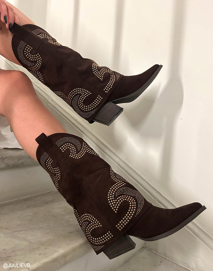 Bottines femme marron en suédine style santiags avec clous dorés et talon épais de 7 cm