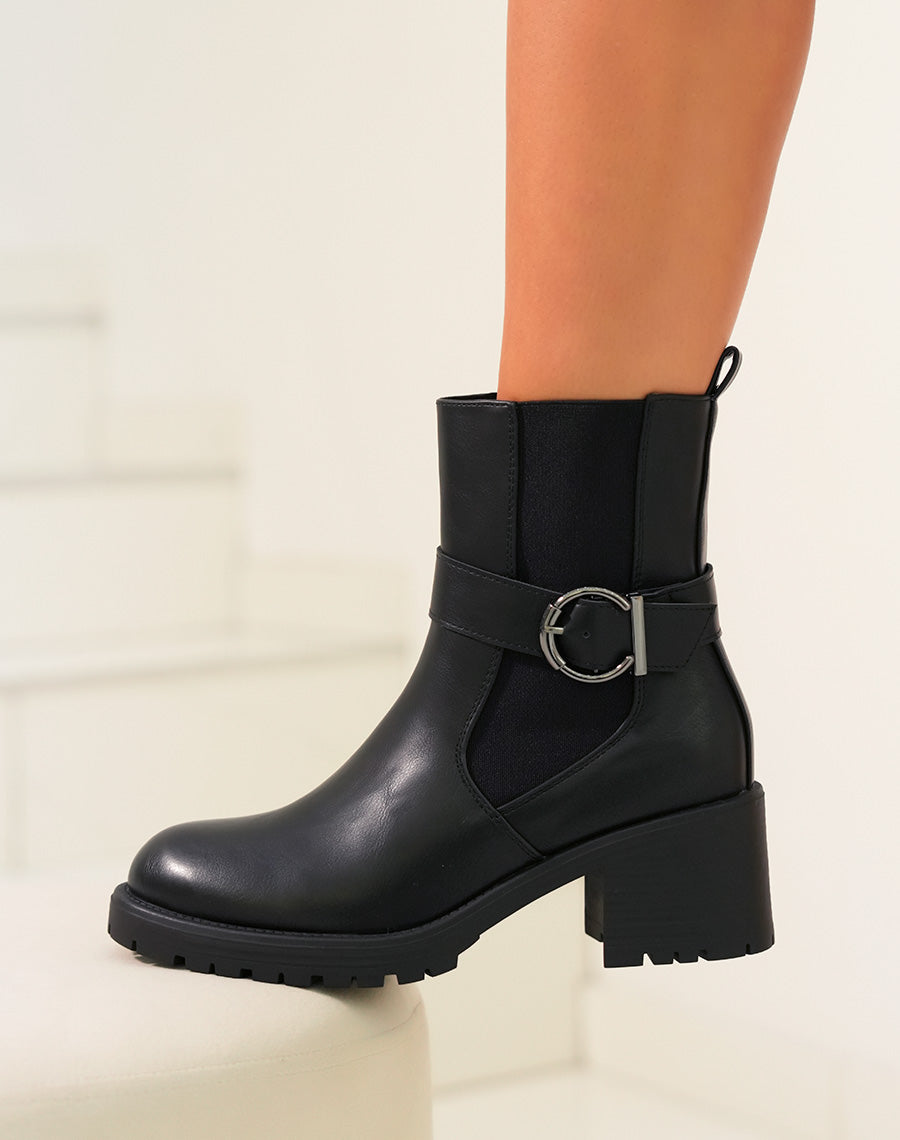 Bottines femme noires avec boucles rondes métalliques et semelle crantée