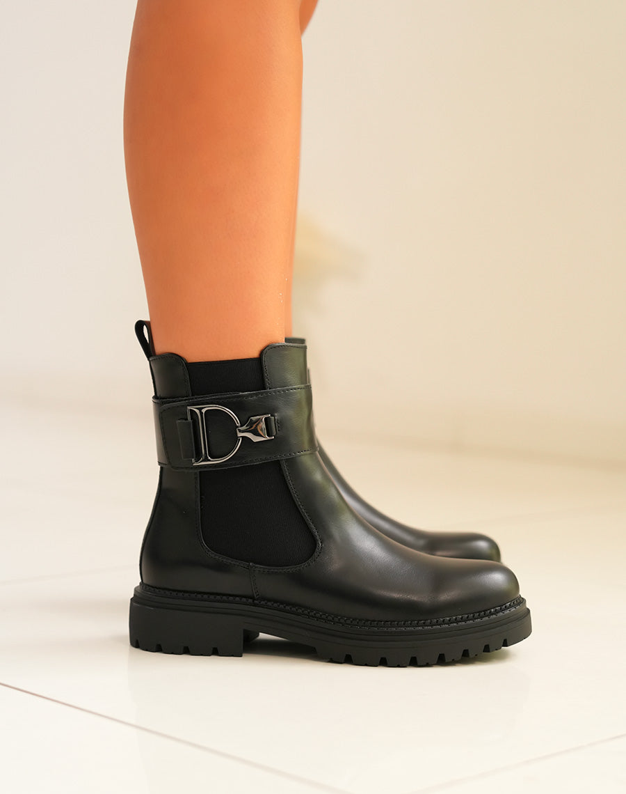 Bottines femme noires avec lanière argentée et semelle crantée
