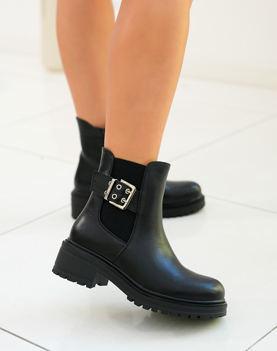 Bottines femme noires avec lanière argentée et semelle crantée