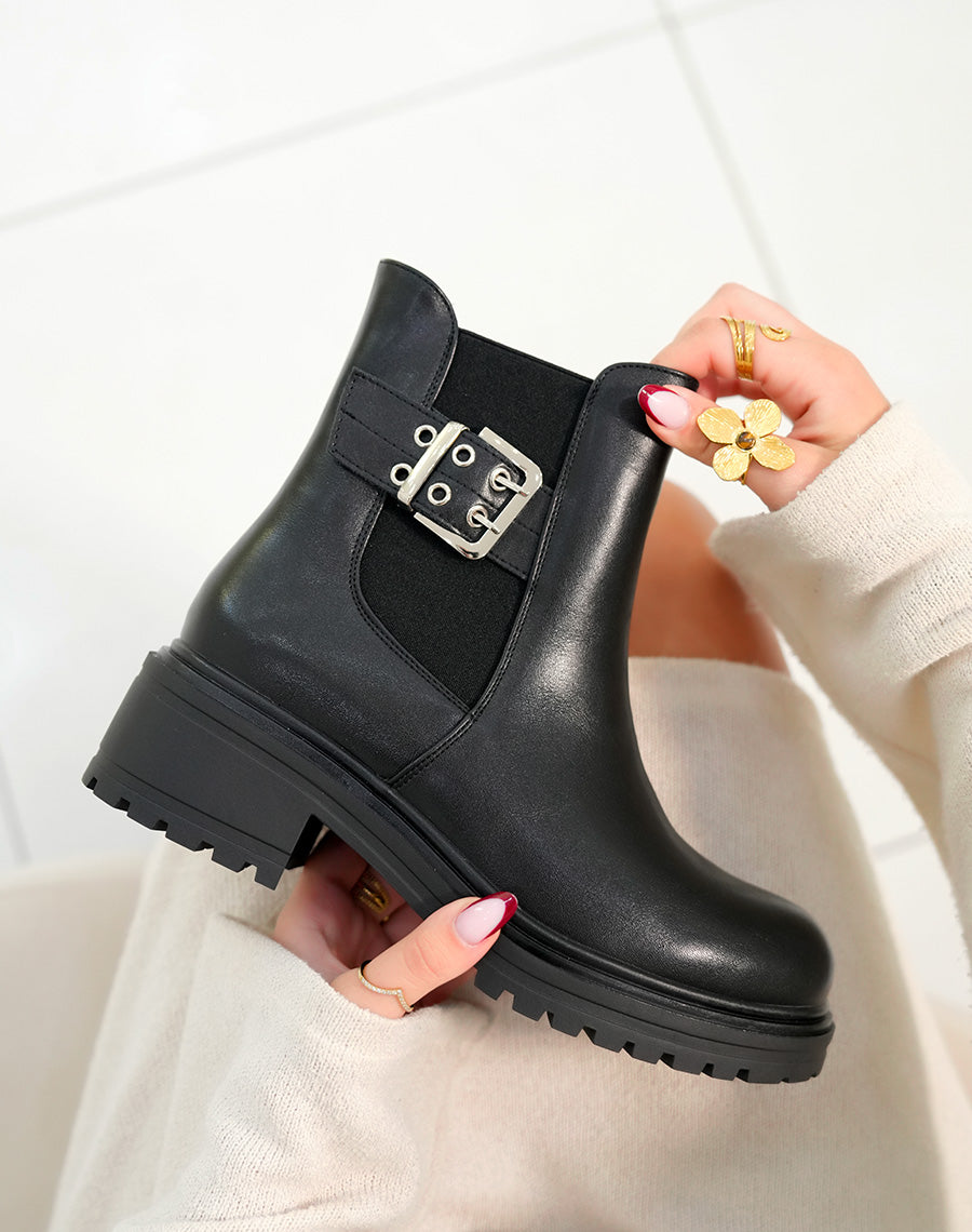 Bottines femme noires avec lanière argentée et semelle crantée