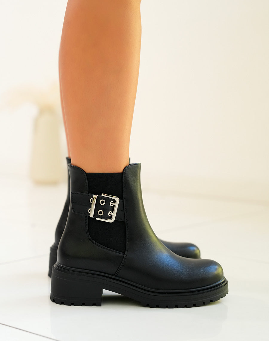 Bottines femme noires avec lanière argentée et semelle crantée
