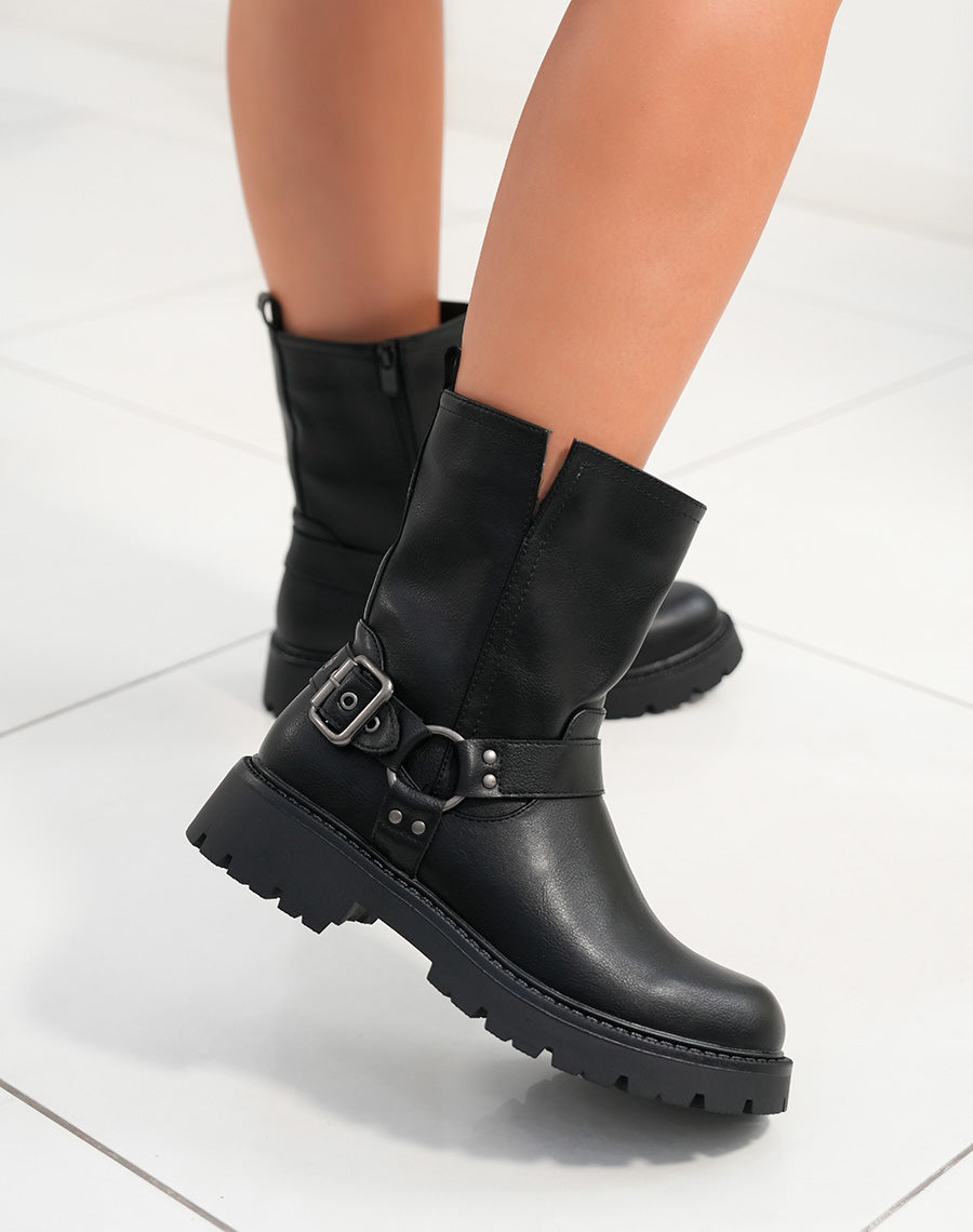 Bottines femme noires avec sangle décorative argentée et semelle crantée
