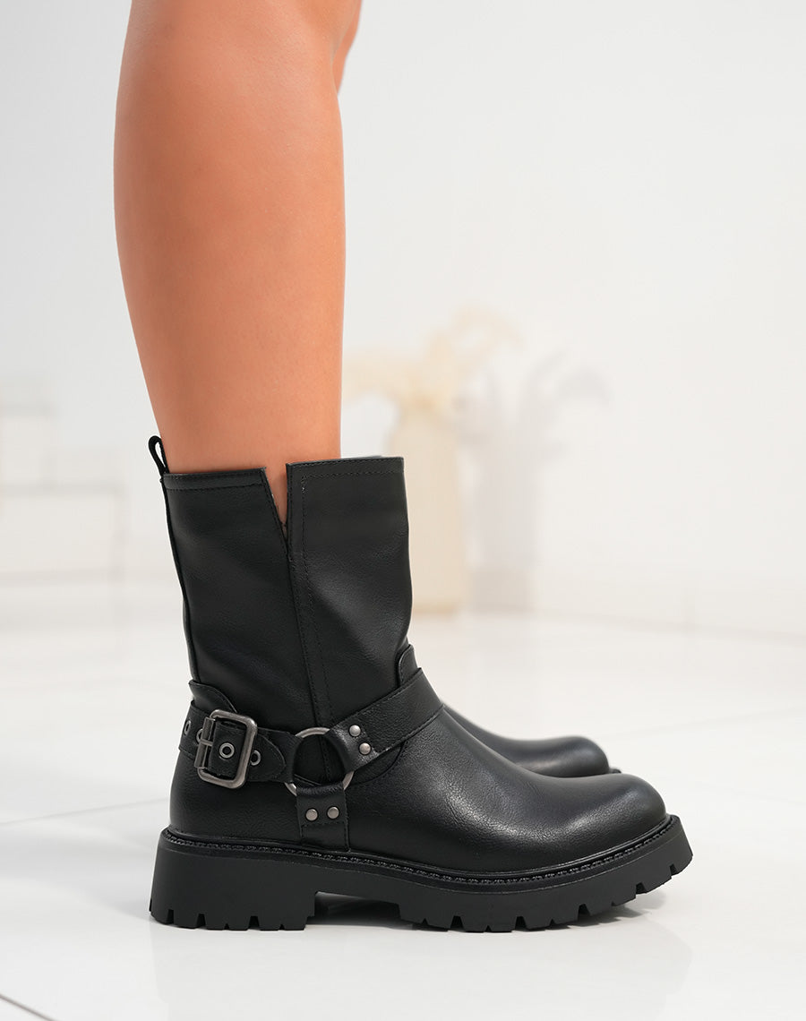 Bottines femme noires avec sangle décorative argentée et semelle crantée