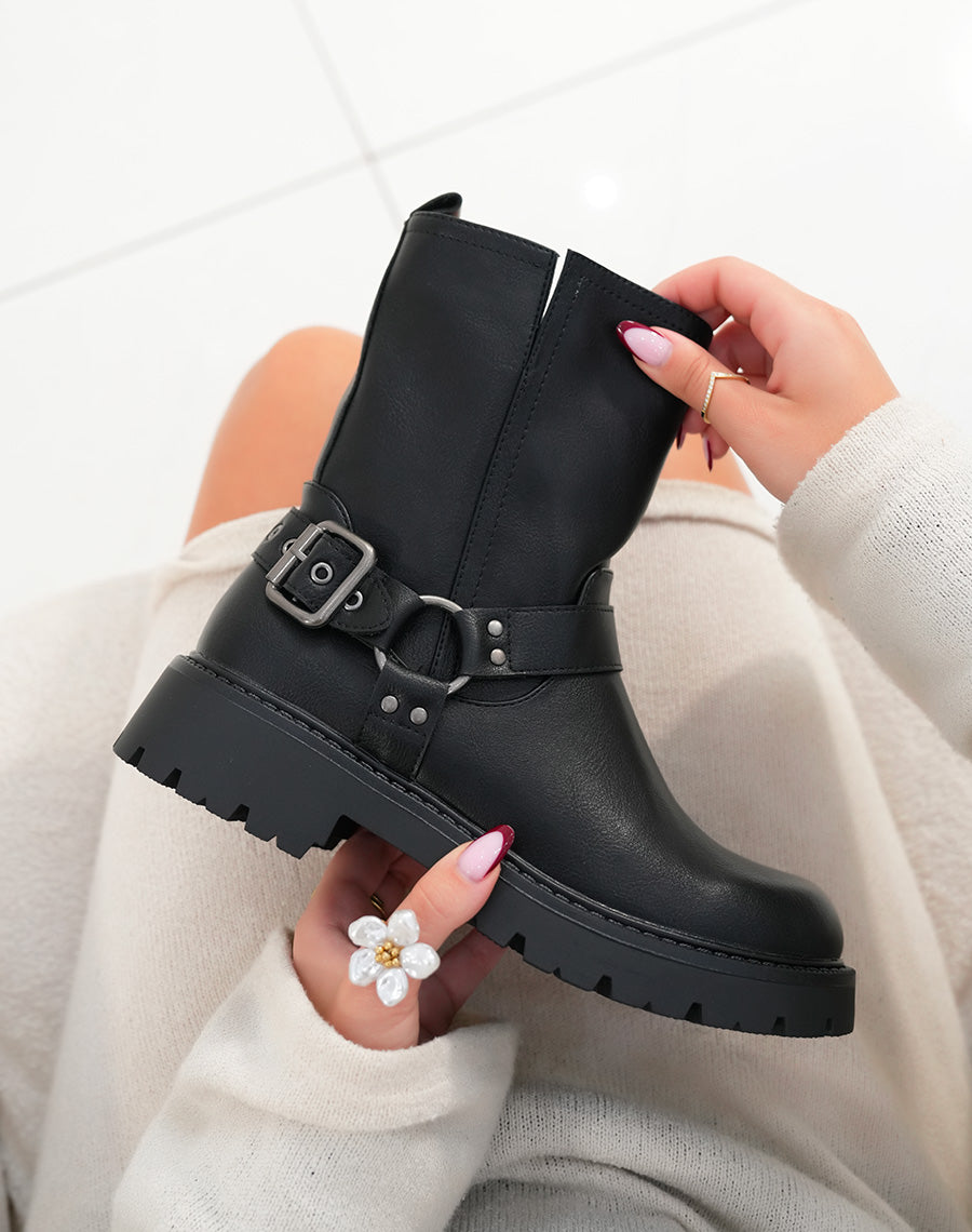 Bottines femme noires avec sangle décorative argentée et semelle crantée