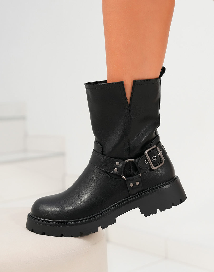Bottines femme noires avec sangle décorative argentée et semelle crantée
