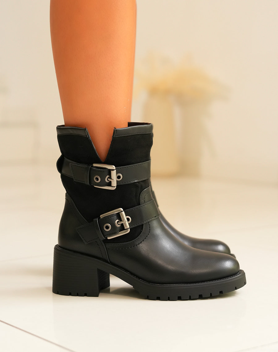 Bottines femme noires avec sangles et détails argentés semelle crantée