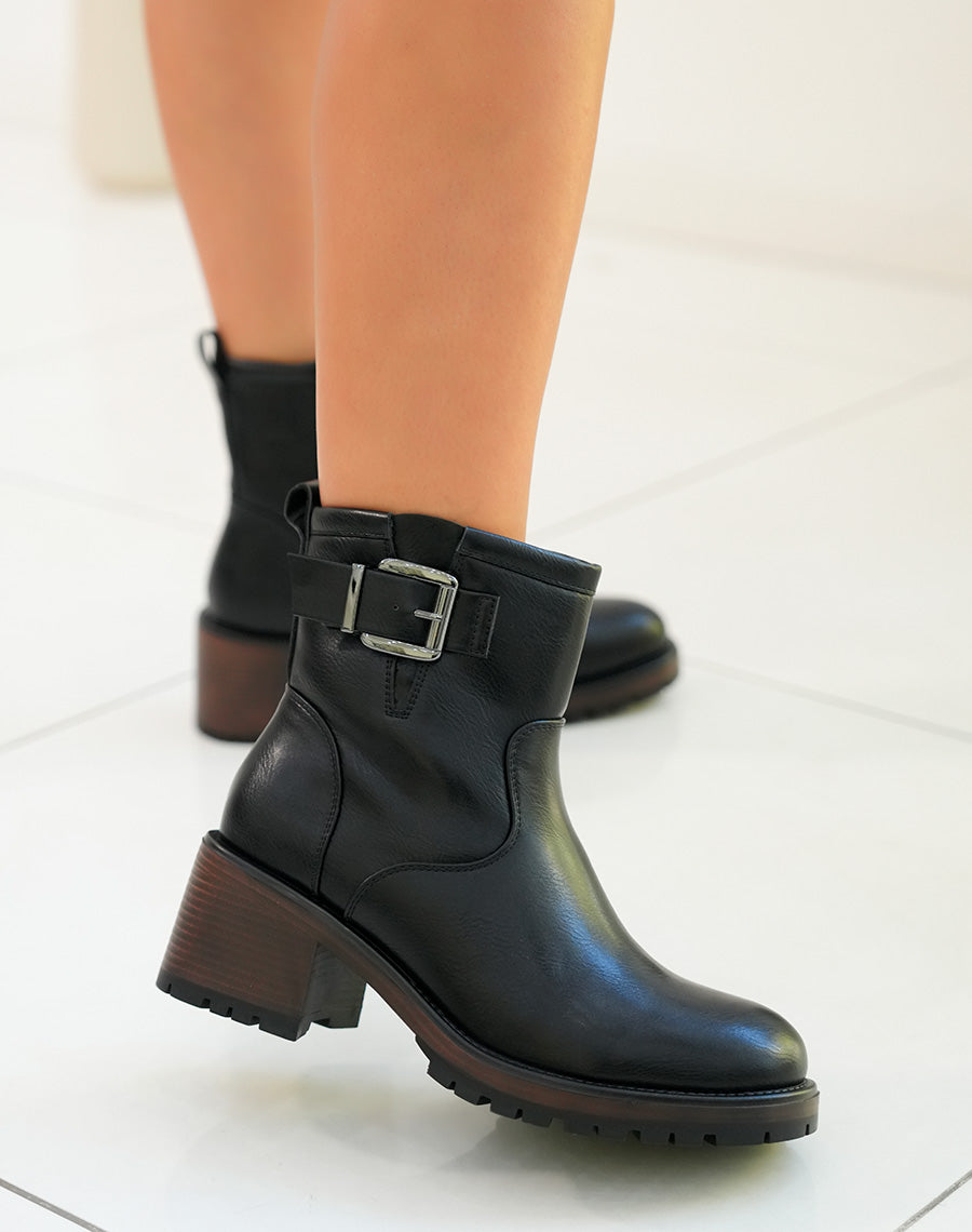Bottines femme noires avec semelle crantée marron et lanière argentée