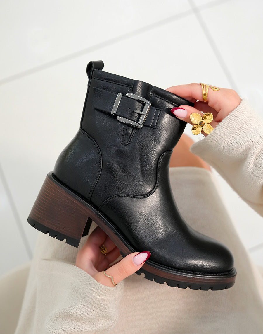 Bottines femme noires avec semelle crantée marron et lanière argentée