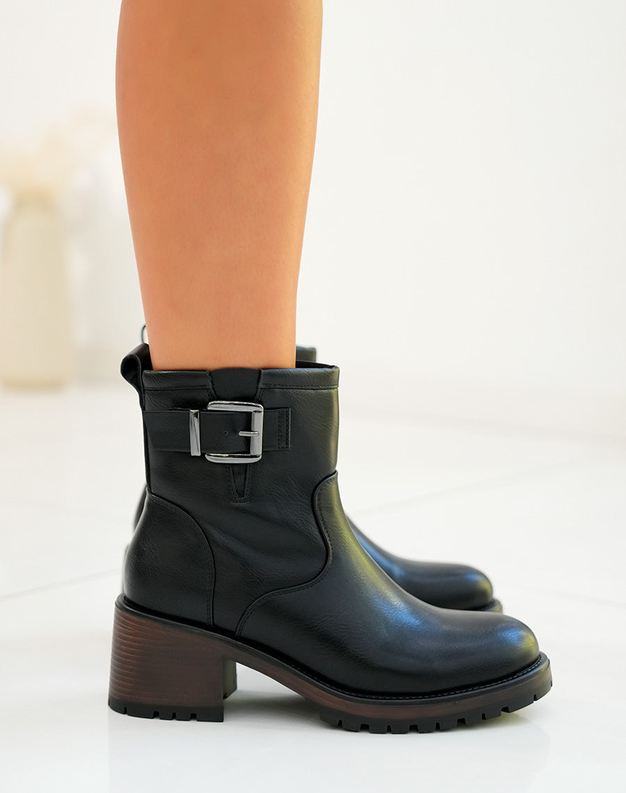 Bottines femme noires avec semelle crantée marron et lanière argentée