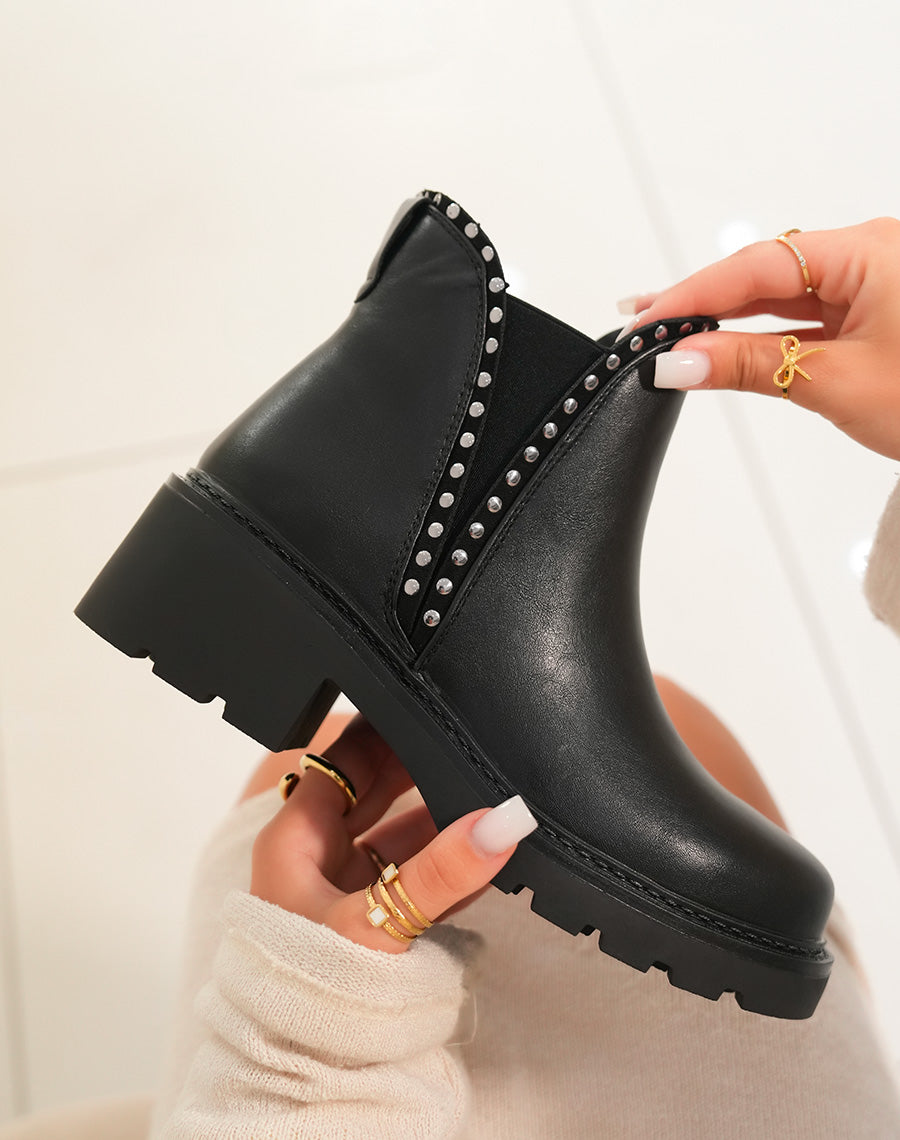 Bottines femme noires basses avec détails argentés et semelle crantée