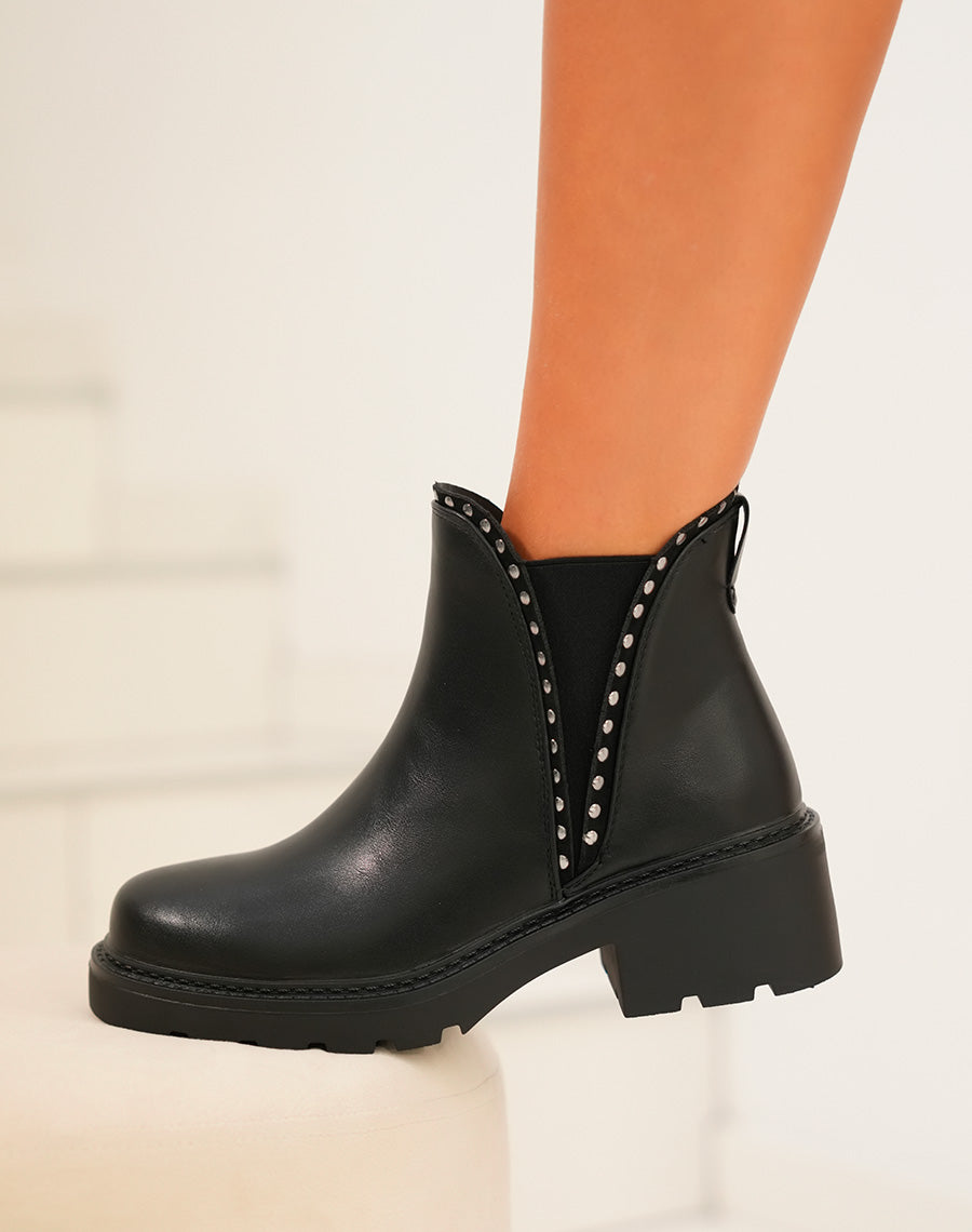 Bottines femme noires basses avec détails argentés et semelle crantée