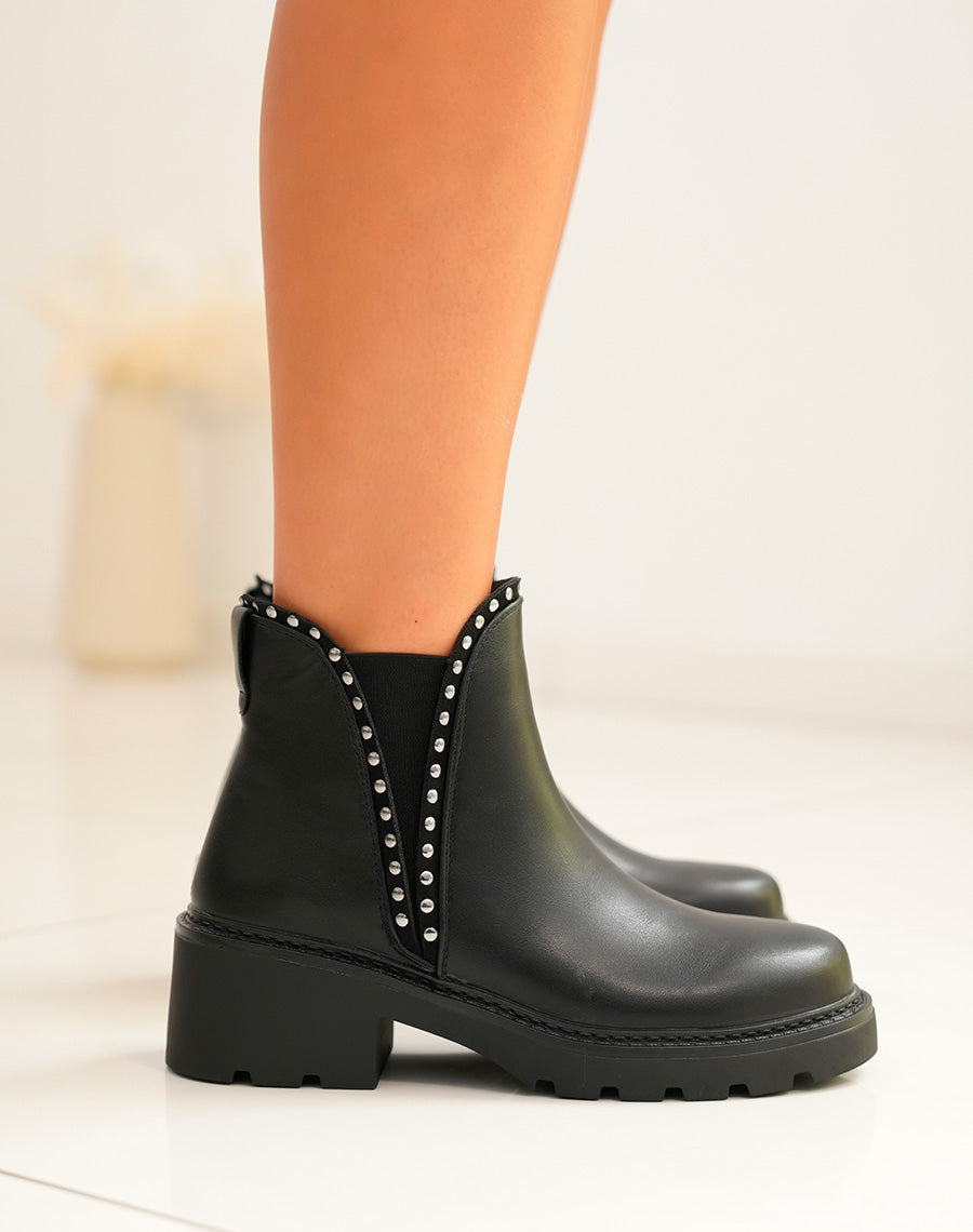 Bottines femme noires basses avec détails argentés et semelle crantée