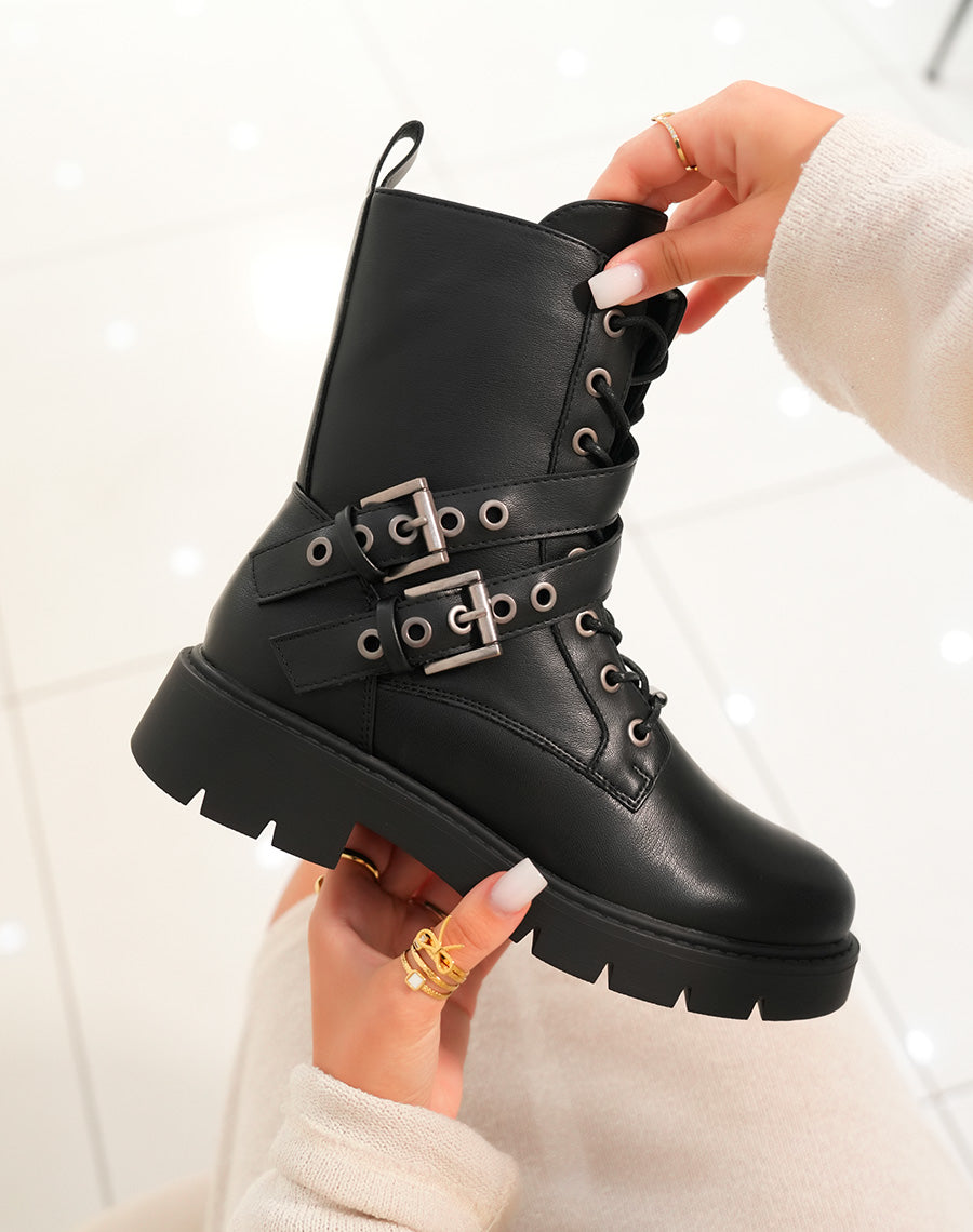 Bottines femme noires à lacets avec sangles argentées et semelle crantée
