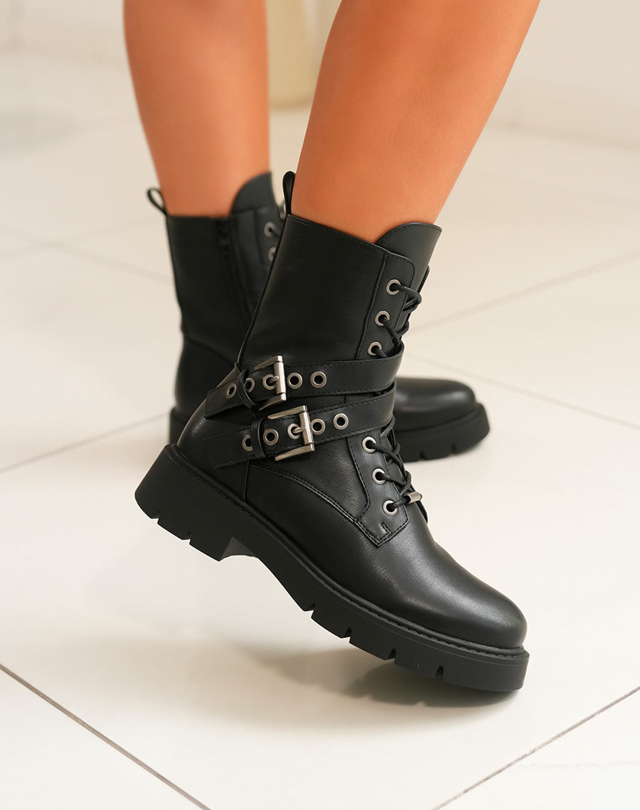 Bottines femme noires à lacets avec sangles argentées et semelle crantée