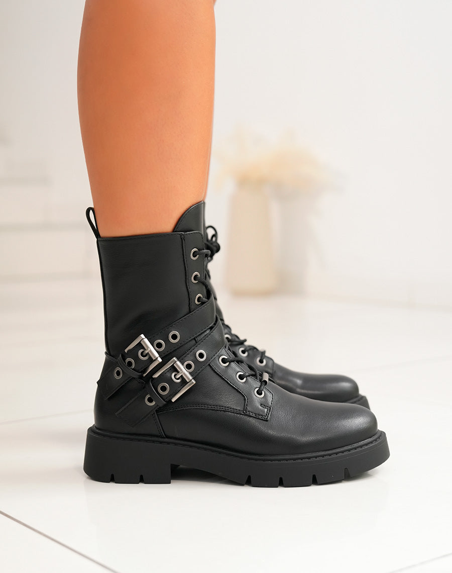 Bottines femme noires à lacets avec sangles argentées et semelle crantée