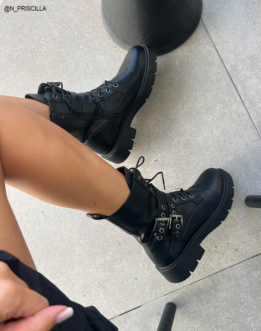 Bottines femme noires à lacets avec sangles argentées et semelle crantée